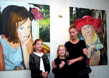 Joanna Sadkiewicz mit zwei - unverkäuflichen - Kinderportraits.
 Sie zeigen Ihre Töchter Erika und Anna, die beiden, die sie auch im Arm
  hält. Die eine nachdeklich, die andere fröhlich - wie auf den Bildern.